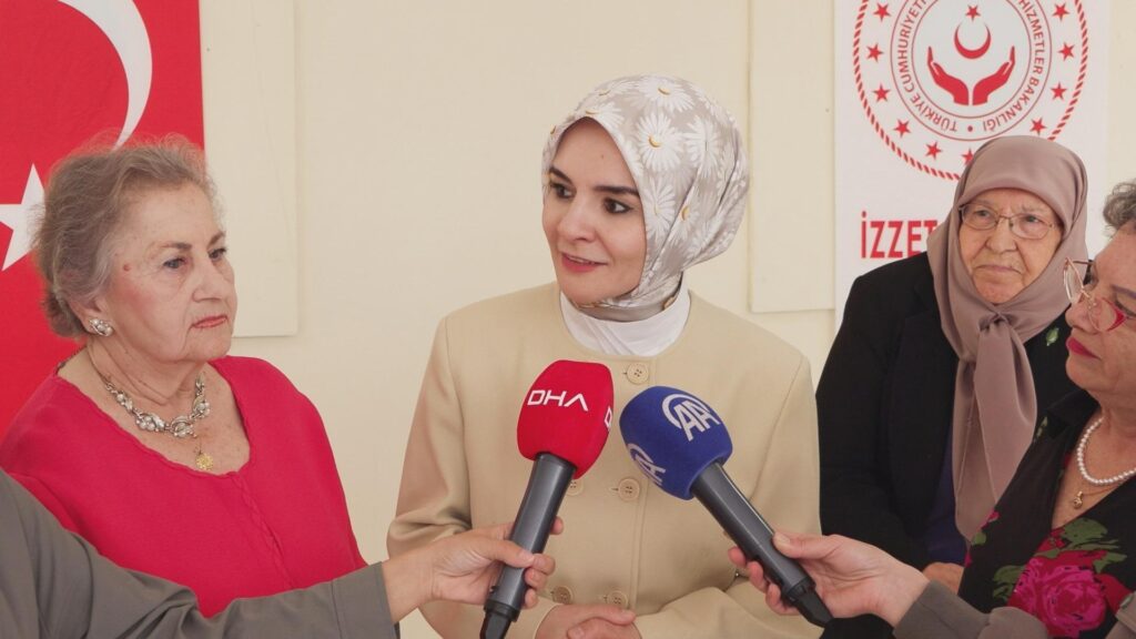 Bakan Göktaş’tan İstanbul’da huzurevine Anneler Günü ziyareti