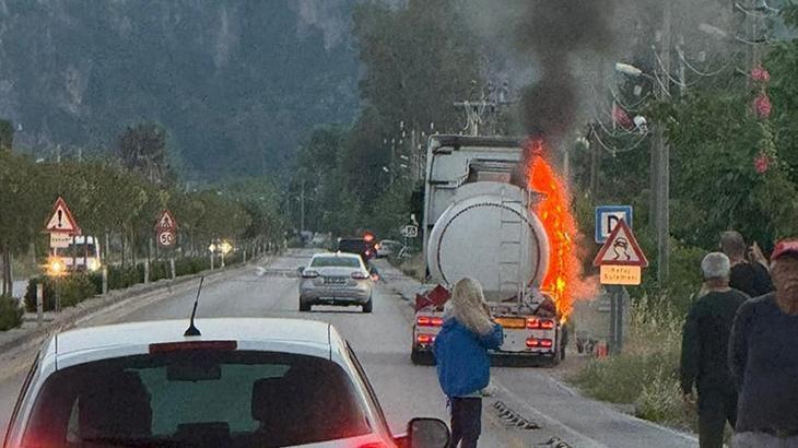 Muğla’da faciadan dönüldü! Lastiği patlayan yakıt tankeri alev aldı