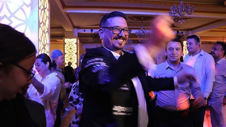 Türkiye’de ilginç düğün! Damatlığına reklam aldı, düğün masrafını sponsorlarla ödedi
