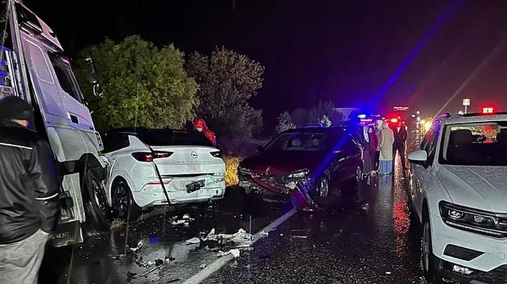 Uşak’ta 7 araç birbirine girdi! Zincirleme kazada 4 kişi öldü, 34 kişi yaralı