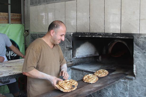 Adana kavruluyor, fırıncılar ateşin önünde ekmek hazırlıyor! 80 derecede çalışıyorlar