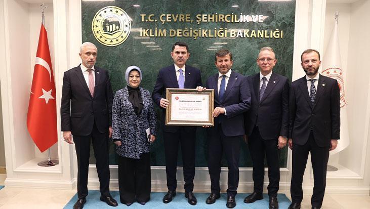 Bakan Kurum’a Pazarlar Belediyesince “fahri hemşehrilik beratı” verildi