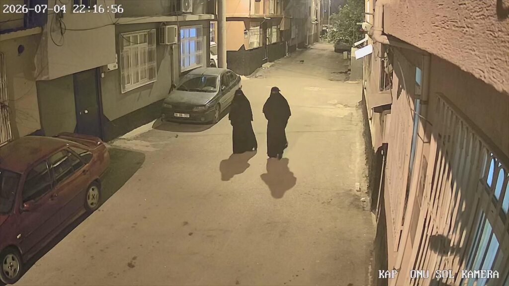 Adana’da çarşaflı hırsızlık! Kameralara yakalandılar: 1 gün önceden plan yaptıkları ortaya çıktı