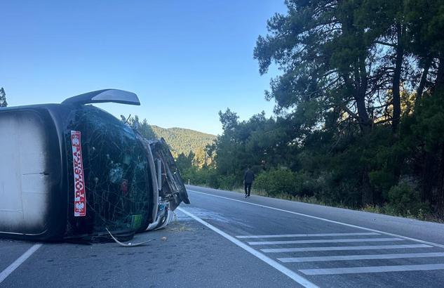 Antalya’da feci kaza! Tur otobüsü ile otomobil çarpıştı: Ölü ve yaralılar var
