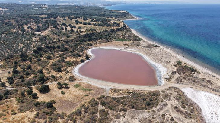Aylar sonra yeniden pembe oldu! Türkiye’nin kalp şeklindeki gölü görenleri büyülüyor
