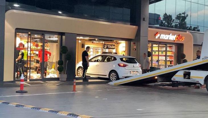Bağcılar’da akılalmaz kaza! Otomobille akaryakıt istasyonu marketine daldı