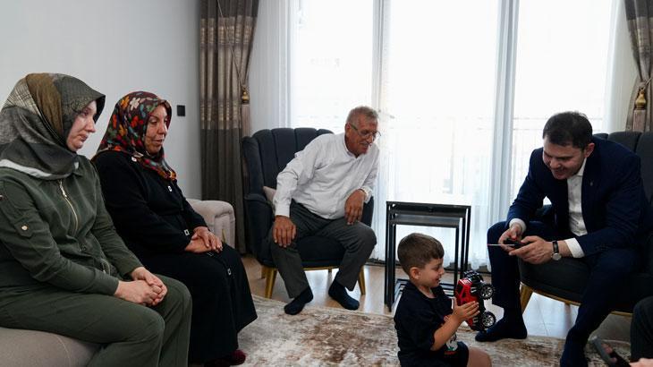 Bakan Kurum’dan depremzede Yusuf ve dedesine ziyaret