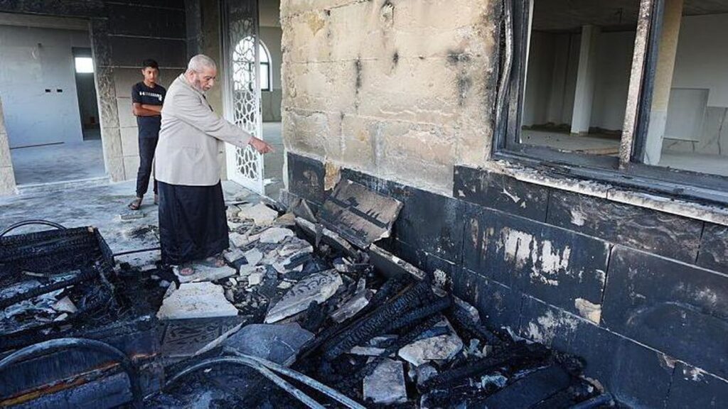Batı Şeria’da Yerleşimci Saldırıları: Camiler Ateşe Verildi, Gerilim Tırmanıyor