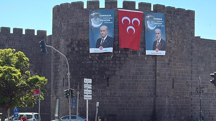 Diyarbakır surlarında Bahçeli’nin dev posteri asıldı: Kardeşlik Kalbimizde, Gelecek Aklımızda