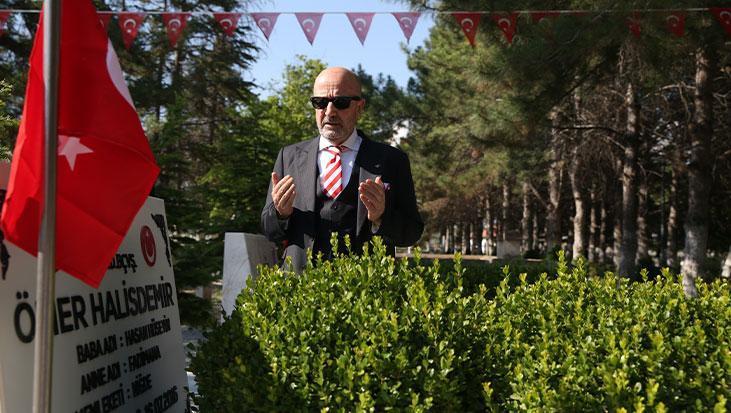 Emekli Korgeneral Zekai Aksakallı, şehit Ömer Halisdemir’in mezarını ziyaret etti