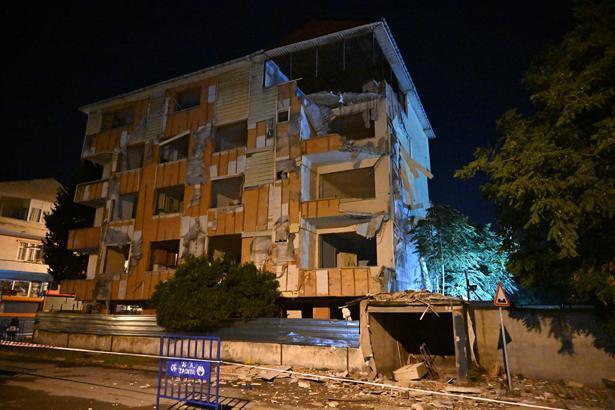 İstanbul’da korku dolu anlar! Yıkımı bekleyen binanın balkonları bir anda çöktü