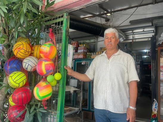 Kapısından giren yıllar öncesine dönüyor! İzmir’deki bakkalda 90’lı yılların unutulan ürünleri raflarda