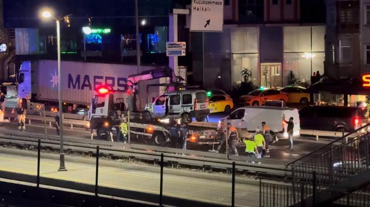 Küçükçekmece’de makas atan sürücü 2 otomobile çarptı; 2 yaralı