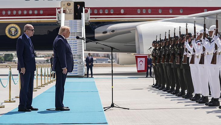 NATO zirvesinde liderler neden kırmızı yerine turkuaz halıyla karşılandı?