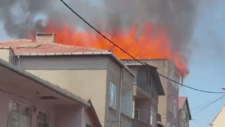 Pendik’te çatıda başlayan alevler kısa sürede binayı sardı: 1 işçi yaralı