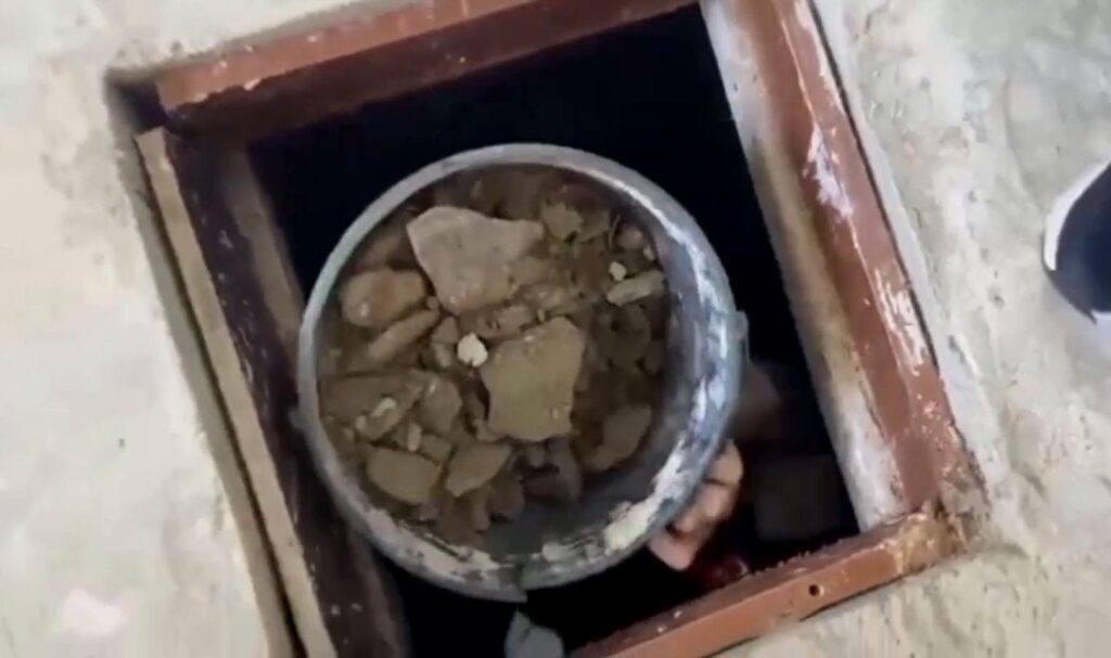Samsun’da eski binaya polis baskını! Halıyla gizlenen kaçak define kazısı ortaya çıktı