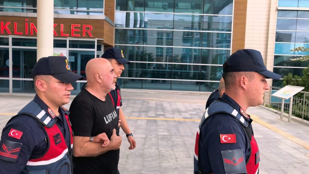 Son dakika… Ünlü yönetmen Ezel Akay gözaltında! Evinden çıkanlar şoke etti