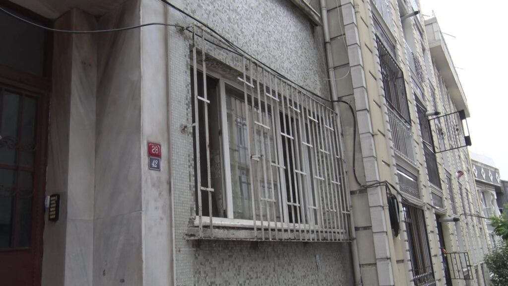 Beyoğlu’nda kahreden olay! Binayı saran koku gerçeği ortaya çıkardı