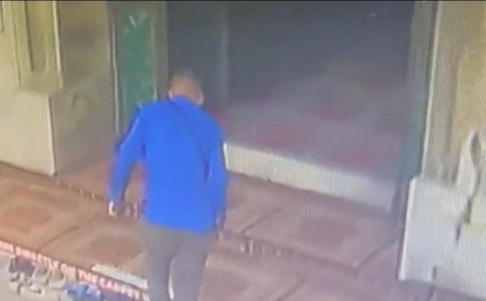 Fatih’te camide 450 bin liralık hırsızlık! Namaz kılarken çantasını çaldılar: Güvenlik kamerası her şeyi kaydetti