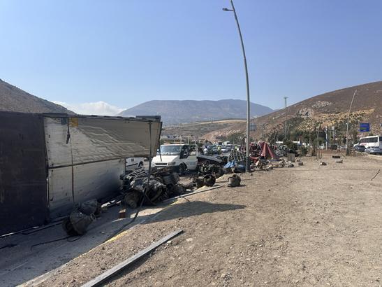 Hatay’da korkutan kaza! Freni patlayan TIR otomobile çarptı, parçalar yola saçıldı
