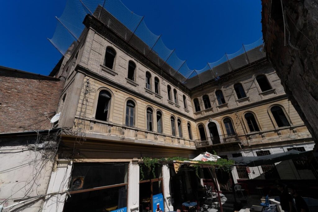 İzmir’in unutulan simgesi yeniden doğuyor! 100 yılı aşkın tarihiyle Cihan Palas için yeni adım