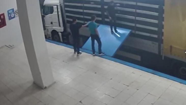Sınır kapısında film gibi kaçış! Suç örgütü üyesi tırın gizli bölmesinde yakalandı